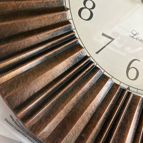 NIB Elegant Cooper Colored Framed Design London Clock - Picture 3 of 5